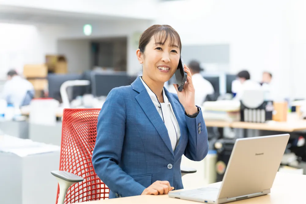 電話でお客様と話す社員