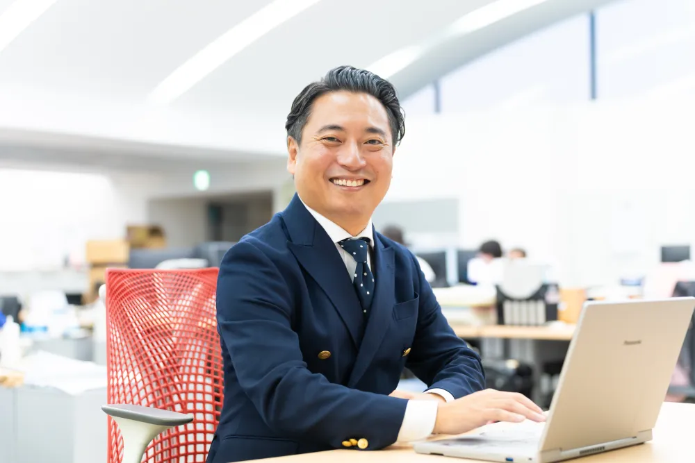 笑顔でPC作業をする社員