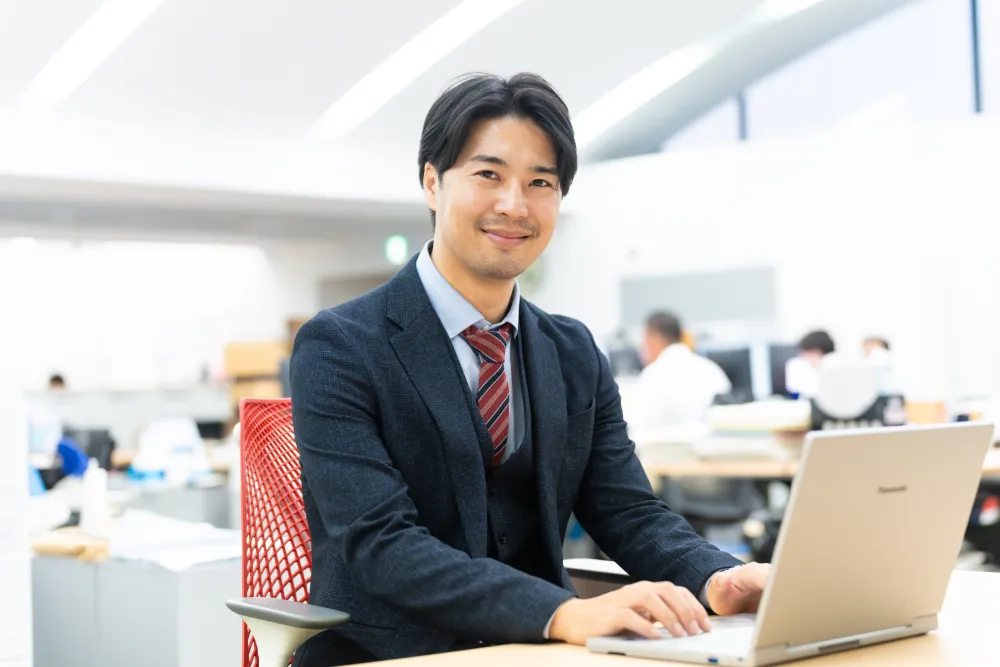オフィスで働く営業社員